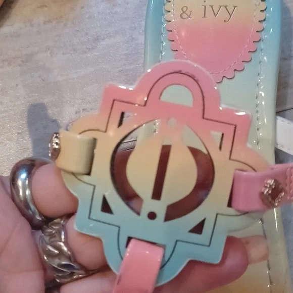 Gorgeous Crown & Ivy Wylie Pastel Thong Sandals - Picture 3 of 10